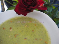 Recette velouté de courgettes au fromage frais et pignons grillés