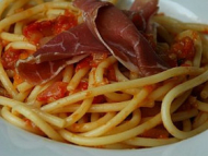 Recette bucatini, sauce tomatée au vin rouge, chiffonade de serrano