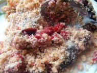 Recette crumble de framboises et quetsches au biscuit rose de reims