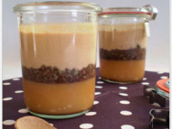 Recette mousse de caramel au beurre salé, brisures de macarons aux chocolat sur lit de crème d’amandes