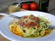 Recette spaghettis de courgette, sauce aux tomates fraîches et crumesan aux graines de chanvre
