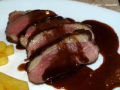 magret de canard et sauce sirupeuse au cassis