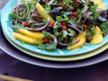 nouilles soba en salade, mangues et aubergines