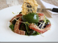 salade de thon rouge en sashimi, vinaigrette coquelicot et sorbet basilic