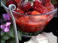 écrasé de fraises, framboises et meringues aux amandes