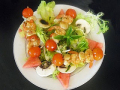 entrée chaude : brochettes de st jacques et crevettes