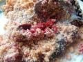 crumble de framboises et quetsches au biscuit rose de reims