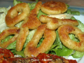 beignets de calamars frits sur lit de salade