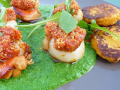 noix de saint jacques gratinees au chorizo, creme de roquette, blinis de patates douces