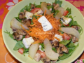salade poire-fromage bleu sur lit de roquette et crudités