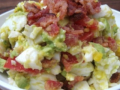 salade : salade de bacon, oeufs, avocats et tomates