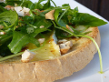 bruschetta au brie, miel, noix de cajou et roquette