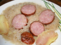 saucisse de morteau sur lit de choucroute